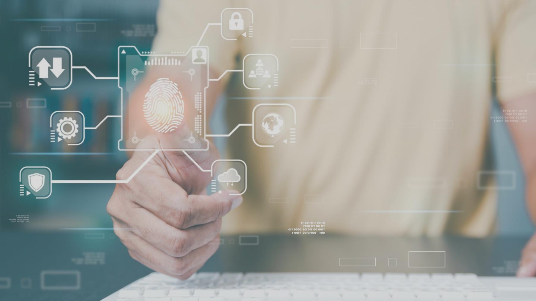 Teilnehmer arbeitet an Automatisierungsprojekt am Computer